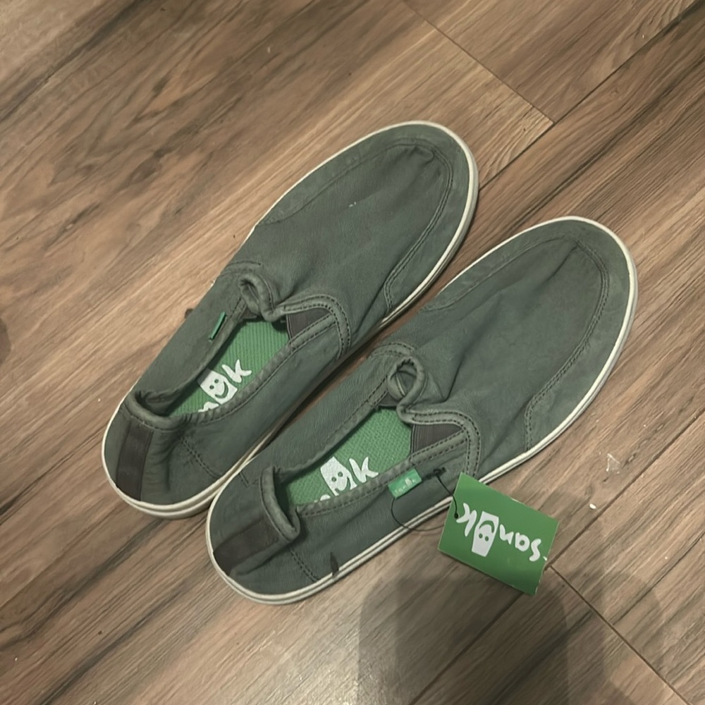 NWT Sanuk Men’s Size 11 Slip on Shoes